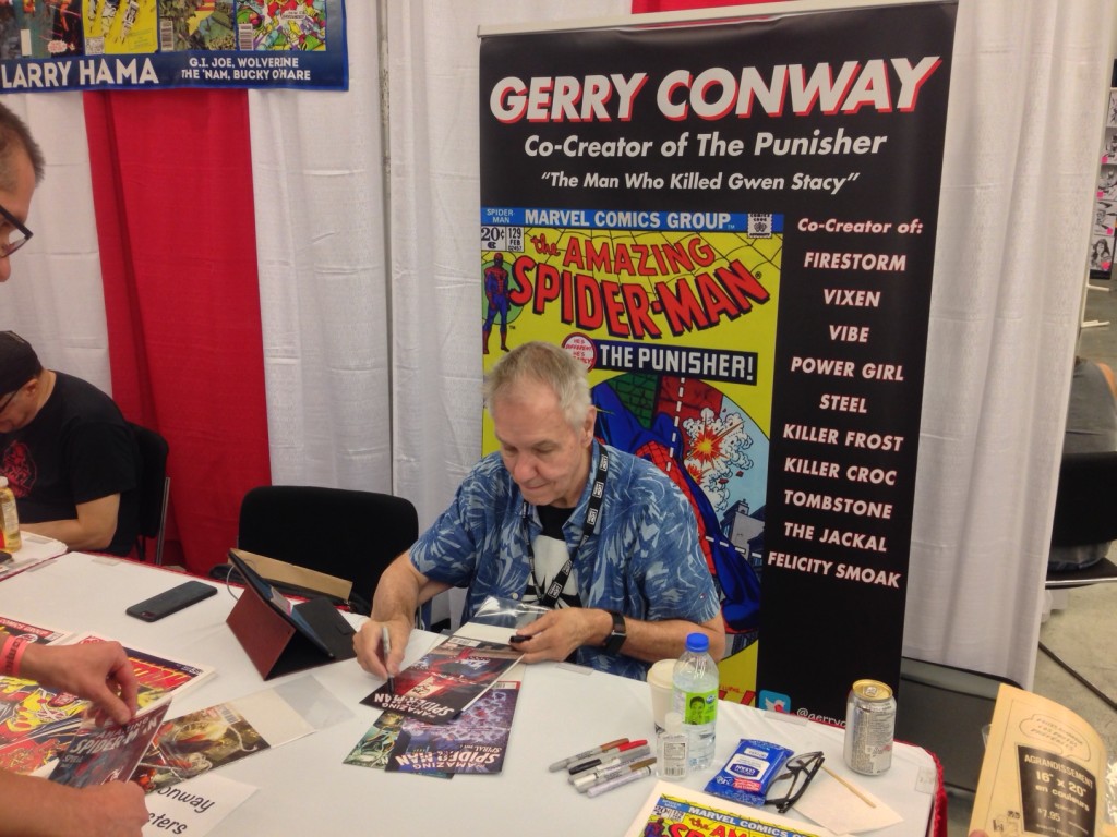 Le scénariste Gerry Conway en séance de dédicaces.